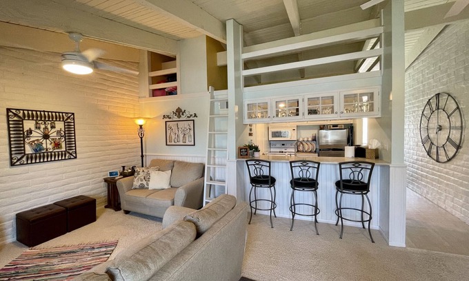 Clear Lake Copropriété | *HARBOR VIEW* COZY 1 BEDROOM CONDO WITH LOFT INDOOR/OUTDOOR POOL/HOTUB
