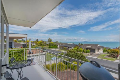 Maraetai Maison | Harbour View - Maraetai Holiday Home