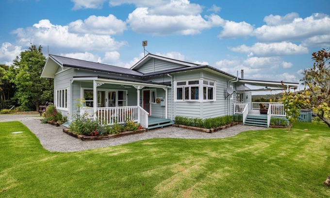 Kohukohu Appartement | Harbour View- Relax & enjoy the stunning harbour views from the private deck.