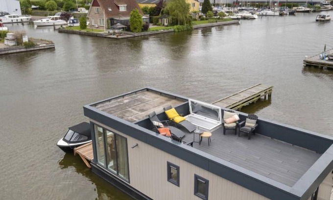 Woudsend Maison | Harboursuite 2 incl. motorboot by Interhome