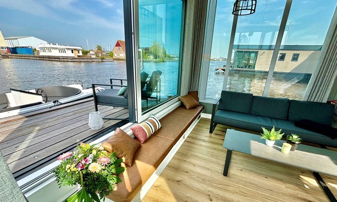 Woudsend Maison | Harboursuite Woudsend incl. motorboot by Interhome