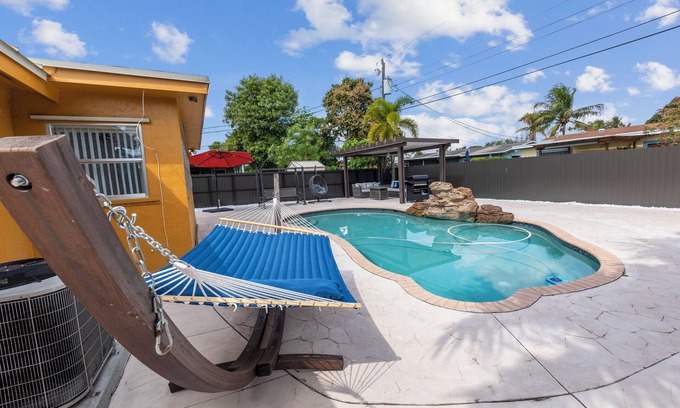 Sunrise Maison | Hard Rock Tropical Vacation Near beaches and airport. All Ages Welcome Sleeps 10