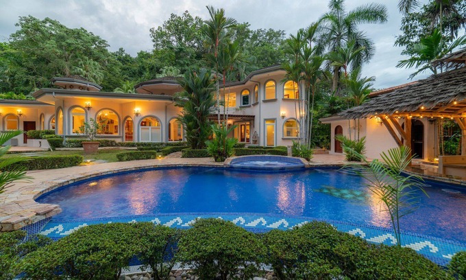 Jaco Maison | Harmon immobilière 6Bdrs, piscine privée, jacuzzi, bar de la piscine