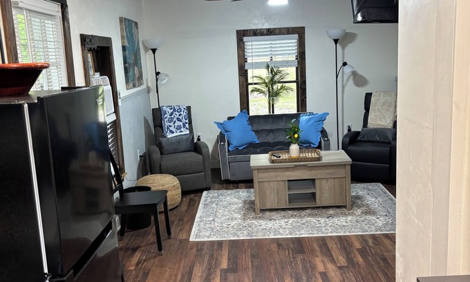 Cross Creek Cabine | Harmons Landing charming 2 bedroom cabin Cross Creek