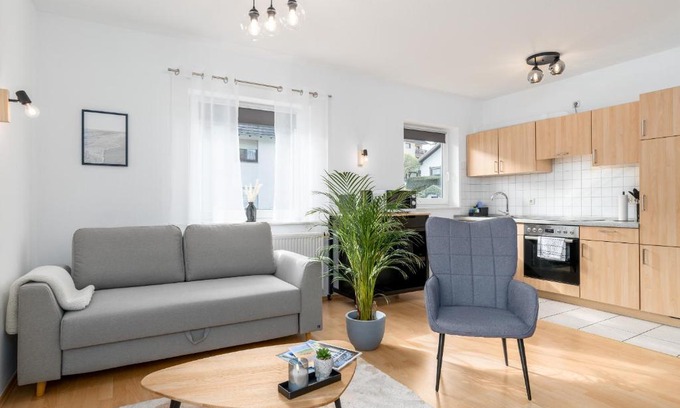 Edertal Appartement | Harmony: Edersee Apartment – Sperrmauer – Lounge