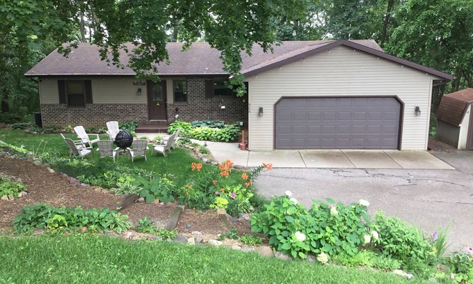 Baraboo Maison | Harmony House, spacious 5-bedrooms in downtown Baraboo near Devil's Lake Park