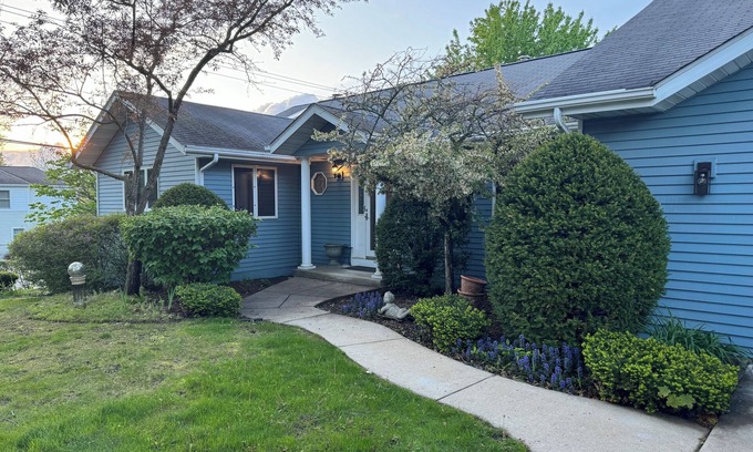 Twin Lakes Maison | Harry's Hotrod Hideaway - Charming 3-bedroom house with Hot Tub and Lake access