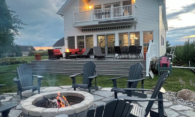Harsens Island Maison | Harsens Island Home Sleeps 12 with Freighter Views and Hot Tub