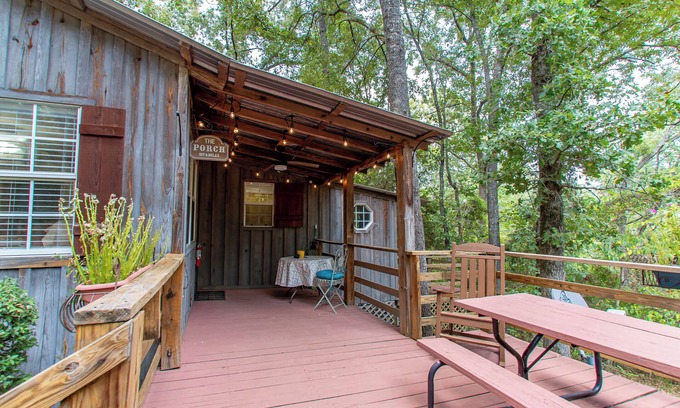 Nacogdoches Cabine | Harts Landing - A cozy forest getaway for friends & family at Stag Leap Cabins!