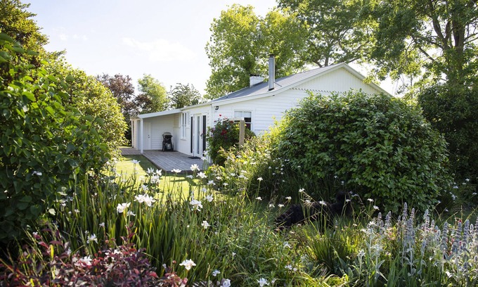 Badger Creek Cottage | Harvest House @ Harvest Farm - Idyllic cottage surrounded with mountain views.
