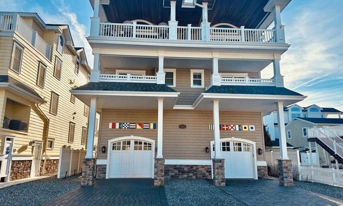Sea Isle City Copropriété | Has Pool AND Steps from the Beach!