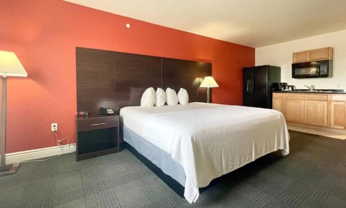 Cuero Maison | Hassle-free Vacation! w/ FREE Parking, Short Drive to Yoakum Heritage Museum
