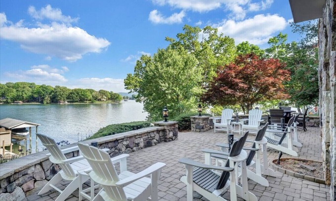 Moneta Maison | Hastings on Hickory - Luxury, sleeps 8, dock