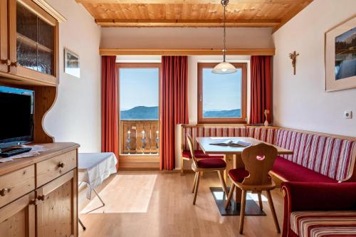 Lajen Appartement | Haus Alpenblick Apt Edelweiß