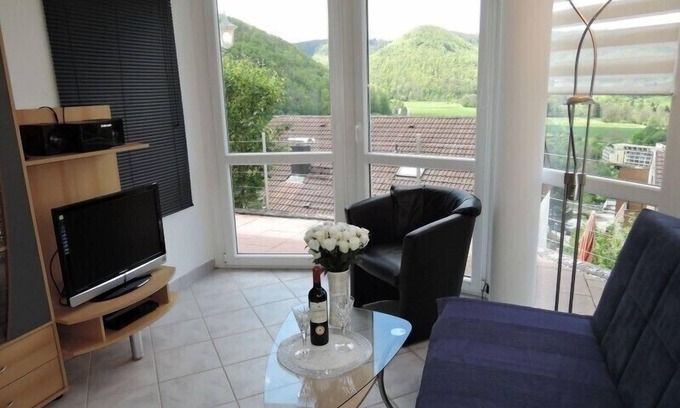 Bad Urach Appartement | Haus Eisele Ferienwohnung 2, 45qm, mit Doppelbett, Schlafsofa, TV, Badezimmer, Einbauküche, Sonnenterrasse