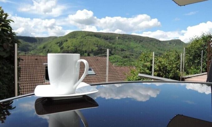 Bad Urach Appartement | Haus Eisele Ferienwohnung 1, 45qm, mit Doppelbett, Schlafsofa, TV, Badezimmer, Einbauküche, Sonnenterrasse