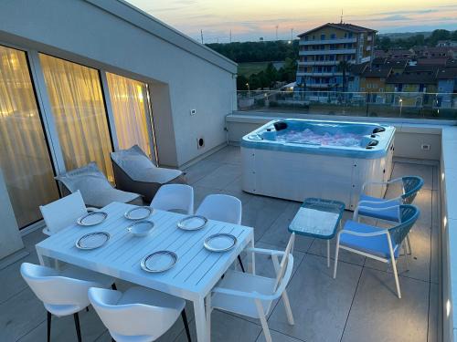 Caorle Appartement | Haus Margarete - Attico Infinity Vista Mare con Jacuzzi - Agenzia Cocal