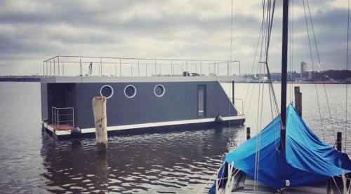 Luebeck Maison | Hausboot Aurora Lübeck mit großem Sonnendeck