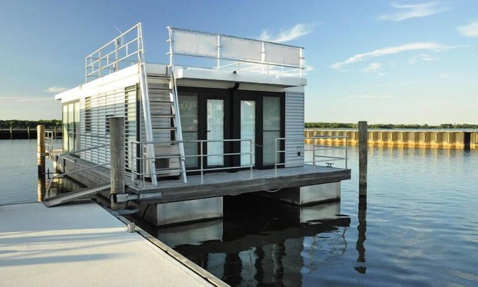 Ribnitz-Damgarten Location De Bateaux | Hausboot Floating House Leni in Ribnitz-Damgarten