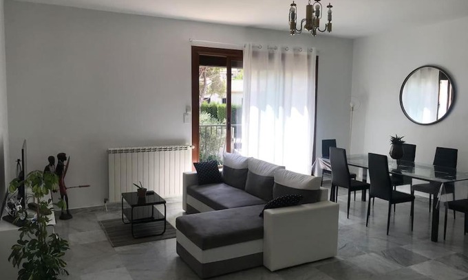 Carnoux-en-Provence Appartement | Haut de maison entièrement rénové avec garage
