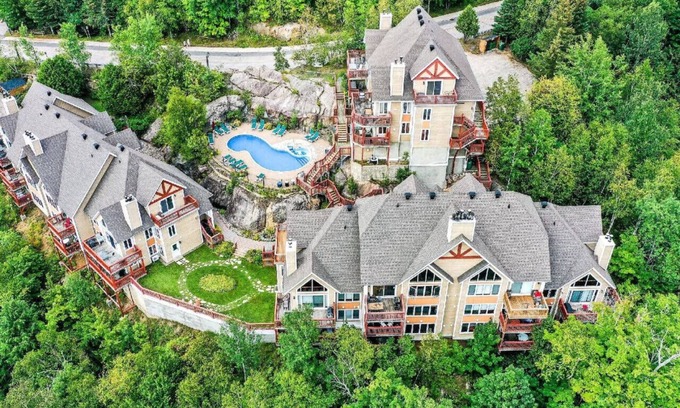 Mont-Tremblant Copropriété | Tremblant Hauts-Bois - Condo Ski In/Out avec 2 Chambres et Accès Piscine - Le Toboggan