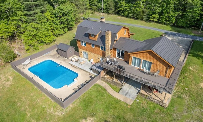 Star Tannery Cabine | Have it All, Heated Pool, Hot Tub & Secluded Lake!