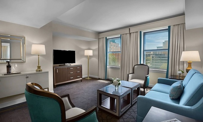 Central West End Hôtel | Haven of Relaxation! Pets Allowed! With Parking, Pool, and Cinema!