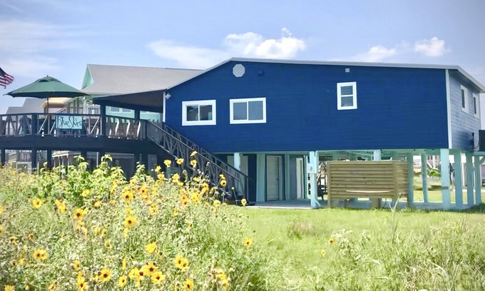 Surfside Beach Maison | Haven | Steps to Beach | Large Deck | Pet Friendly