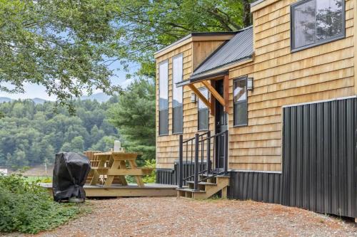 Johnson Maison | Haven Tiny House w hot tub on river near Stowe