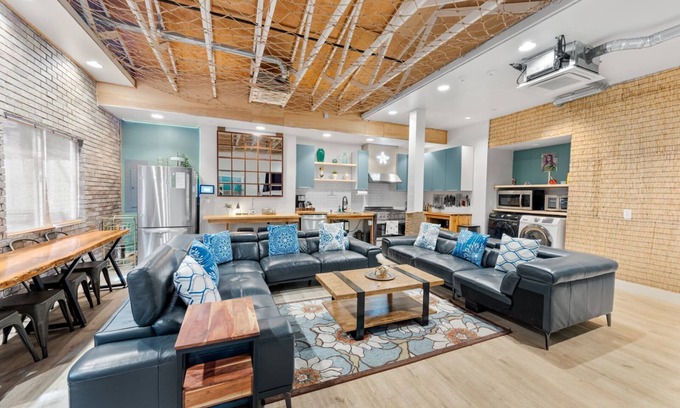 Stockton Hôtel | Hawaiian Loft w/ Vinyl Player. Speakeasy included