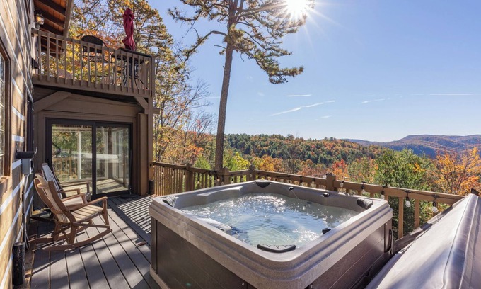 Ferguson Cabine | Hawk's Rest: Private Cabin, Great Views, Hot Tub, WIFI, Fireplace