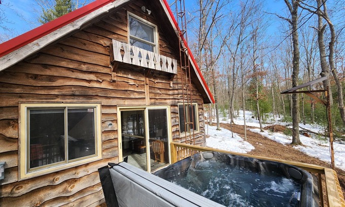 Paris Cabine | Hawkins Hideout Luxury Cabin, Wi-Fi, Hot Tub!