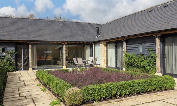 Chedworth Maison | HAWTHORN BARN, family friendly, with open fire in Northleach