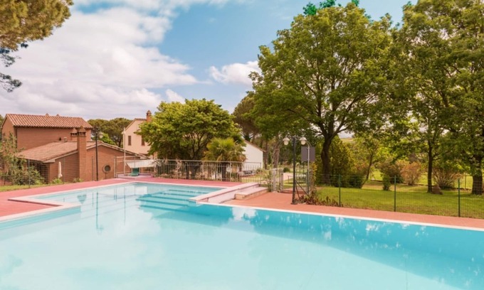 Castiglione del Lago Appartement | Hawthorn apt with shared pool family fun, Castiglione del Lago, Italy