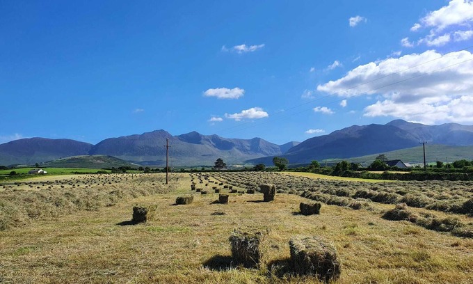 Kilgobnet Cottage | Hayfield View Charming 2-bedroom cottage in beautiful Beaufort, Killarney, WIFI