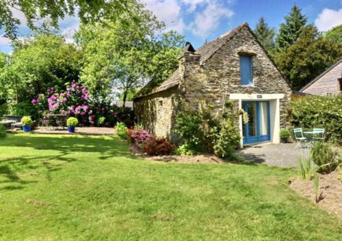 Sizun Appartement | Hayloft at Kergudon Gîtes, Couples' gîte with pool