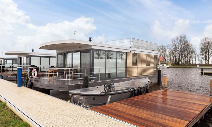 Offingawier Chalet De Ski | Hboat 'Elysium' with private jetty 4-14