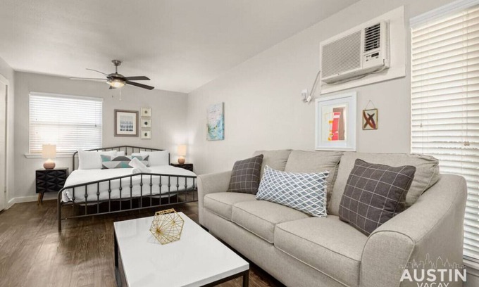 Barton Hills Appartement | King Bed + Pool + Free Parking | Close To Zilker!