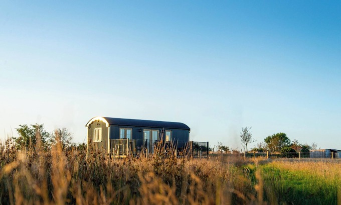 Pentrefelin Cabine | Head For The Hills Glamping Shepherd’s Hut. Pet friendly, mountain views