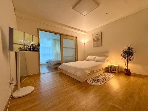 Jongno Appartement | Healing stay just 3 minutes on foot from Gwanghwamun, within walking distance to Myeongdong, Gyeongbokgung, and Insadong