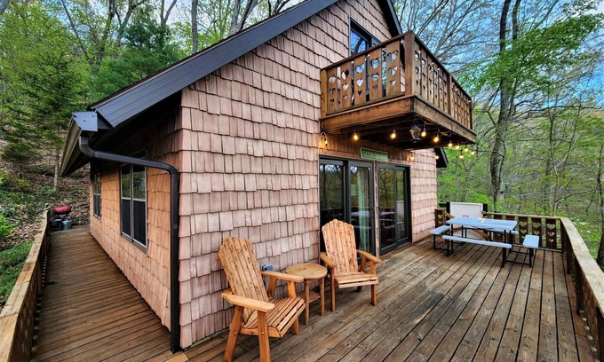 Sugar Grove Cabine | Heart Haus on the Hill - Near Hocking Hills, Updated/Private/Comfortable!