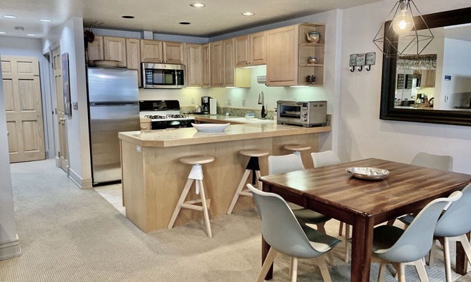 Aspen Copropriété | Immaculate Condo One Block de Aspen Core avec parking, WIFI et local à skis