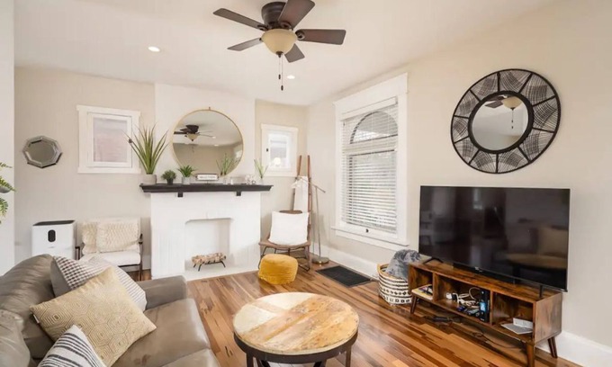 Victorian Village Maison | Heart of Columbus- Private Parking & Yard