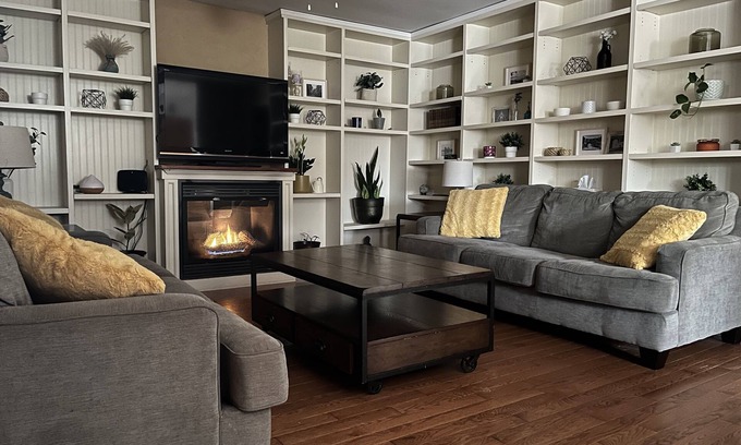 Elora Maison | Heart of downtown w/ private backyard. Walk to Elora Mill!