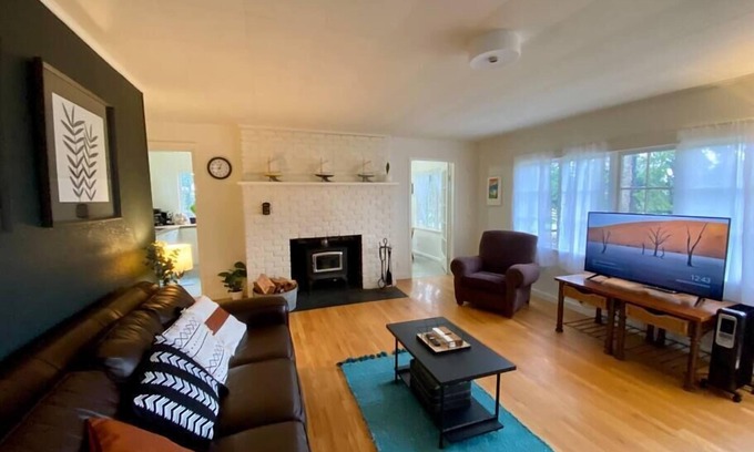 Eastsound Maison | HEART OF EASTSOUND - ENTIRE HOME (NEW LISTING)