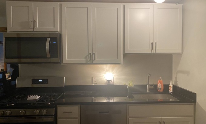Silver Lane Appartement | Heart of Glastonbury CT Walking distance to everything.