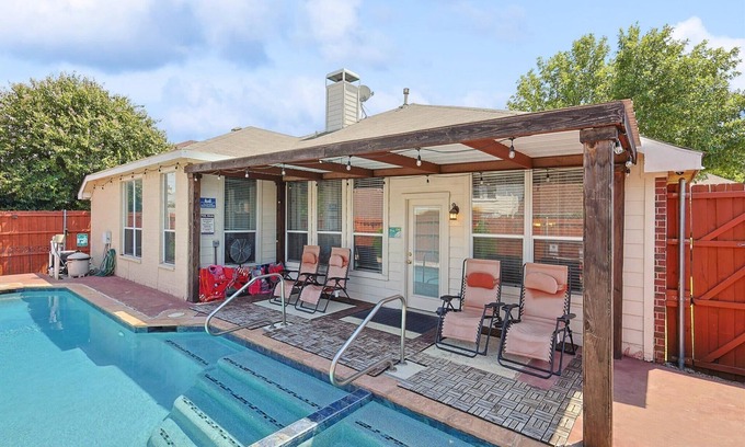 South Arlington Maison | Heart of Grand Prairie, 4BD with Pool & Game Room