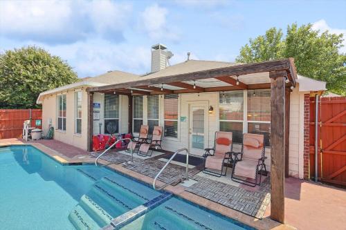 South Arlington Maison | Heart of Grand Prairie 4BD with Pool & Game Room