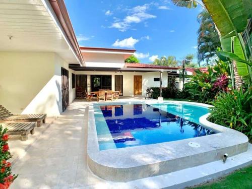 Barrio Ricos y Famosos Maison | Heart of Jaco- Luxury Villa with Pool