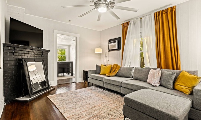 Historic Uptown Appartement | Heart of the City Hideaway 1 bed, 1 bath